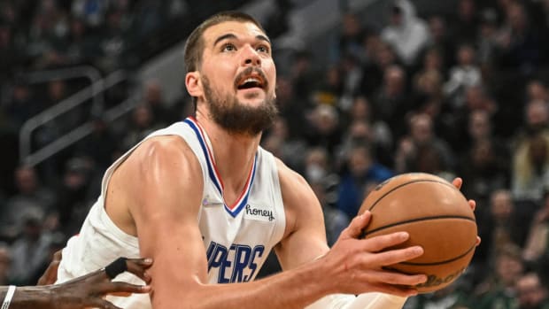 LA Clippers center Ivica Zubac (40) looks for a shot.